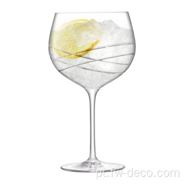 Gin de balão e taças de vinho de bebida com bebida tônica